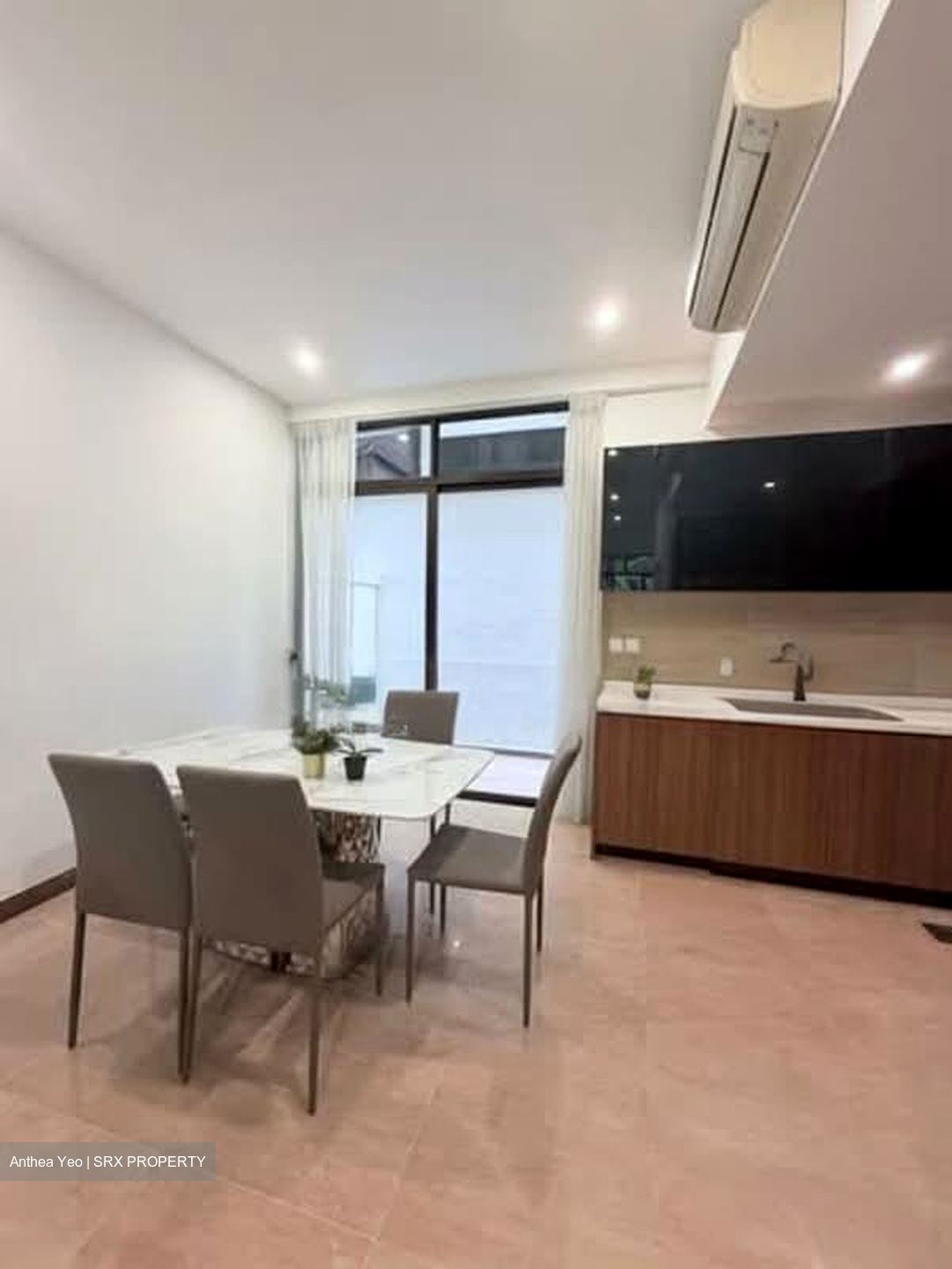 Holland Link (D10), Terrace #556148331